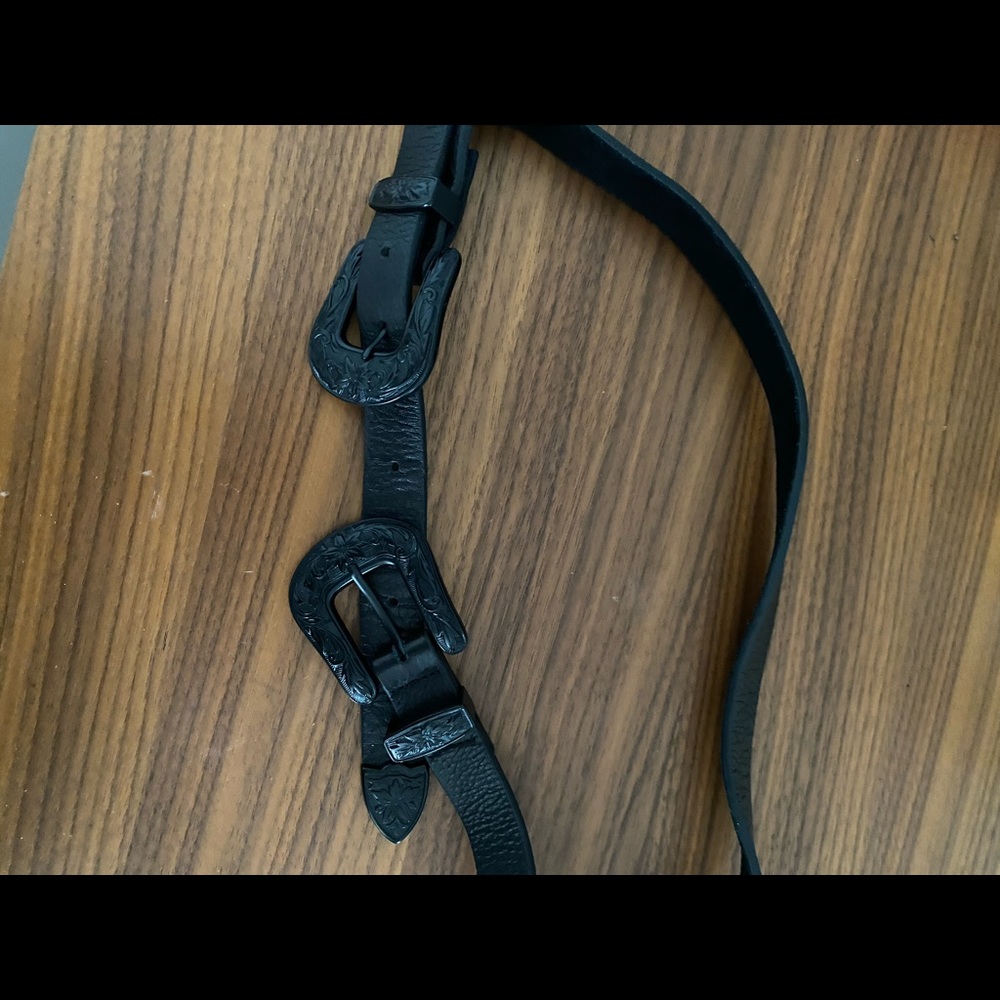 Below the belt double buckle belt in black - Picture 2 of 2